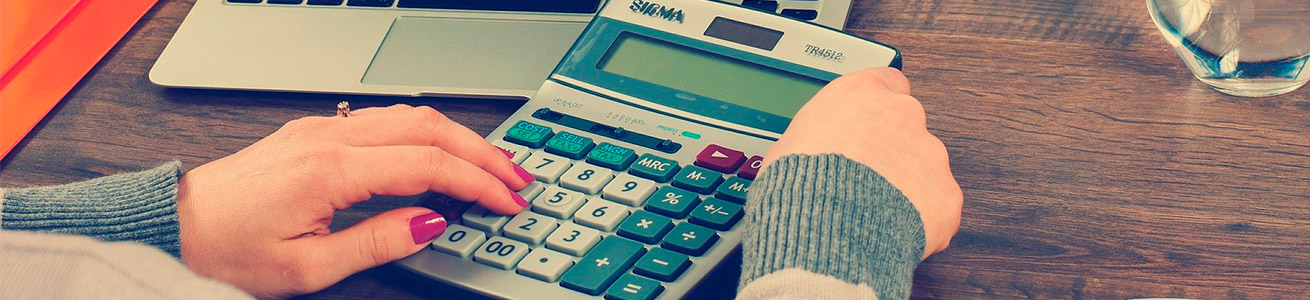 Persona haciendo cuentas en una calculadora