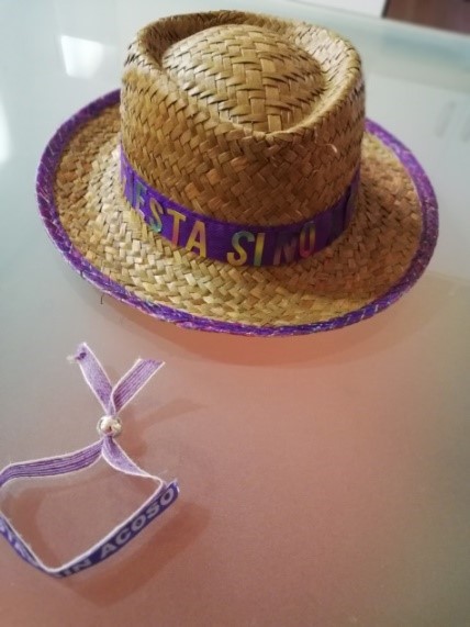 Sombrero y pulsera de la campaña